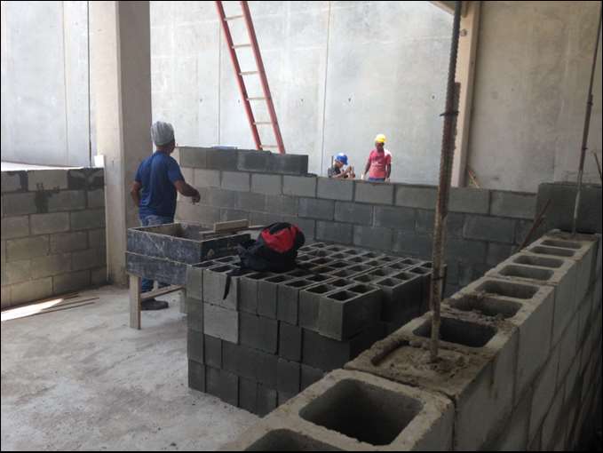 Equipe FAAB executando alvenaria em obra